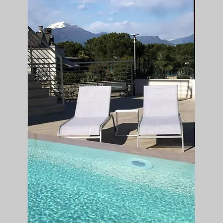 *central Lakeside Apt*swimming Pool & Free Parking